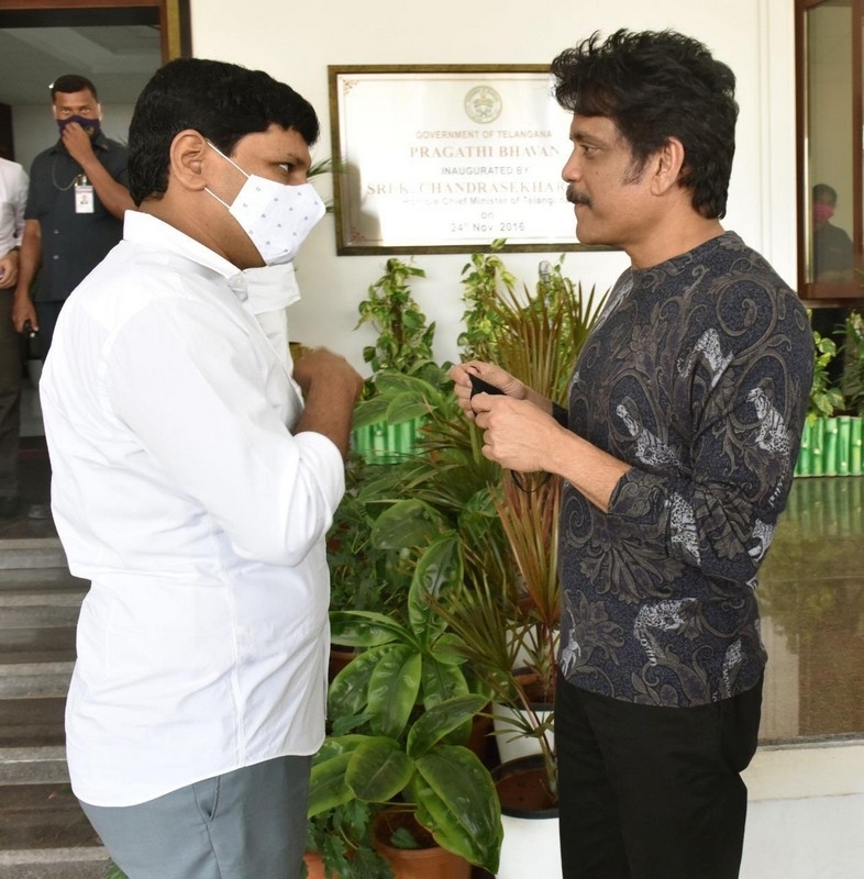 Chiranjeevi and Nagarjuna meets Telangana CM KCR - 4 / 4 photos