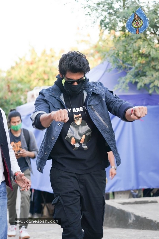 Rana Daggubati, Nag Ashwin and Samantha from the sets of SamJam - 9 / 23 photos