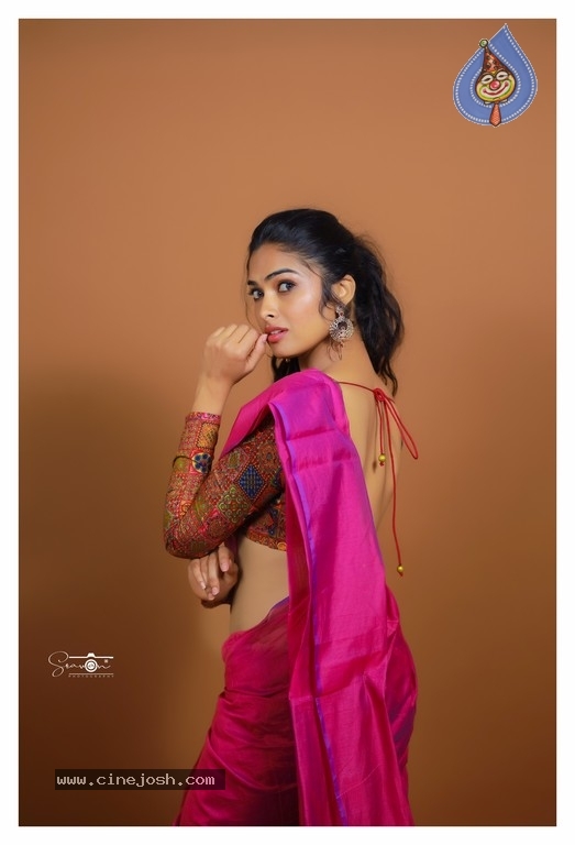 Divi Vadthya Photo Shoot - 6 / 13 photos