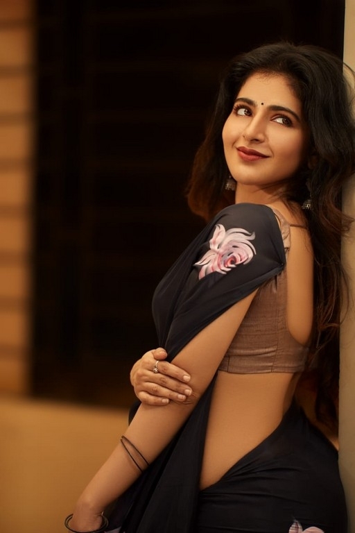 Iswarya Menon Photos - 2 / 4 photos