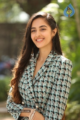 Simrat Kaur Randhawa Photos - 7 of 18