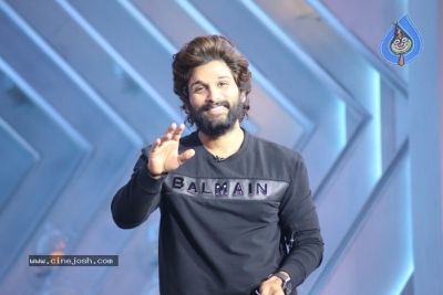 Allu Arjun and Samantha from the sets of SamJam - 2 of 20