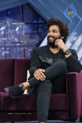 Allu Arjun and Samantha from the sets of SamJam - 7 of 20