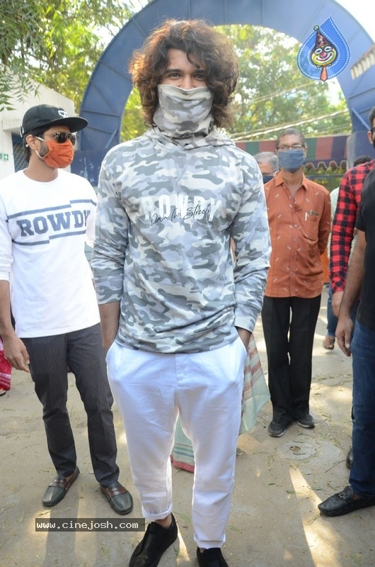 Celebrities cast their Vote GHMC Elections 01 - 3 / 36 photos
