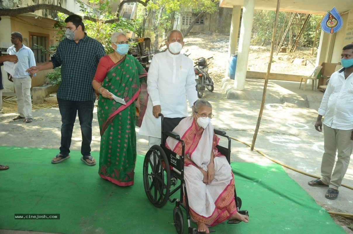 Celebrities cast their Vote GHMC Elections 01 - 13 / 36 photos