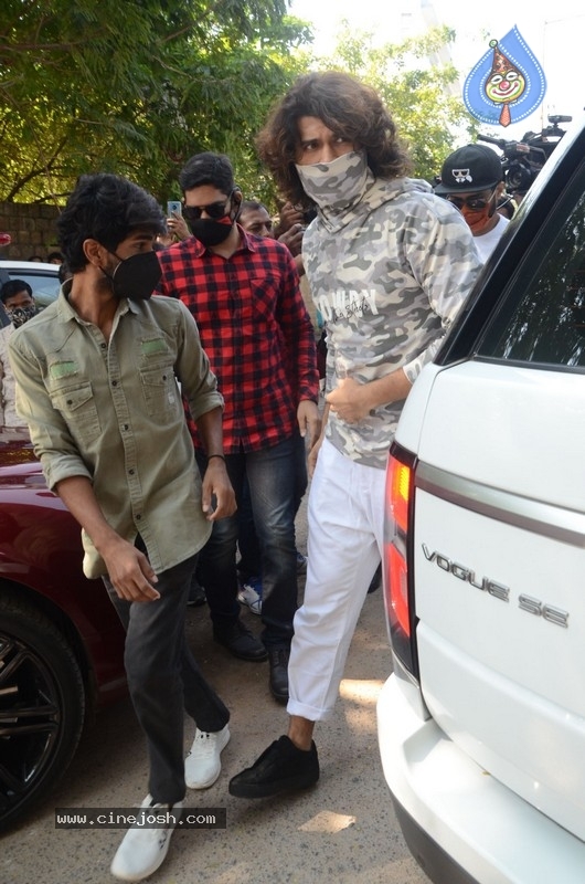 Celebrities cast their Vote GHMC Elections 01 - 30 / 36 photos