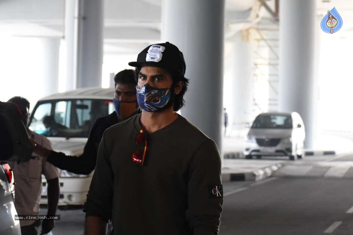 Celebs at Airport Pics - 1 / 14 photos