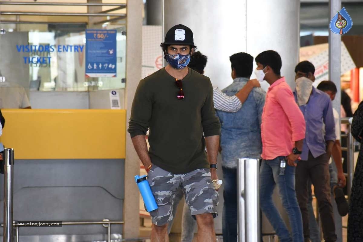 Celebs at Airport Pics - 7 / 14 photos