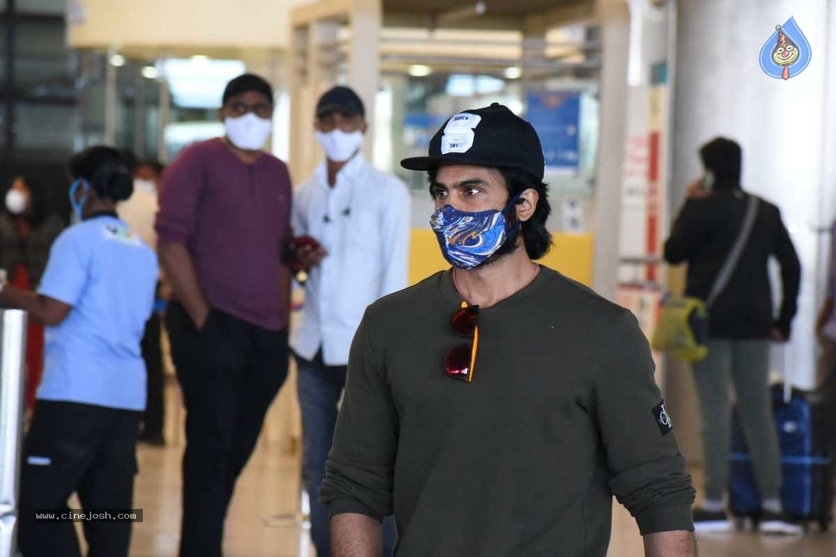 Celebs at Airport Pics - 13 / 14 photos