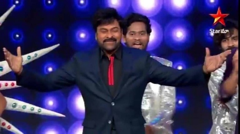 Chiranjeevi Entry in Bigg Boss Finale Stage - 4 / 5 photos