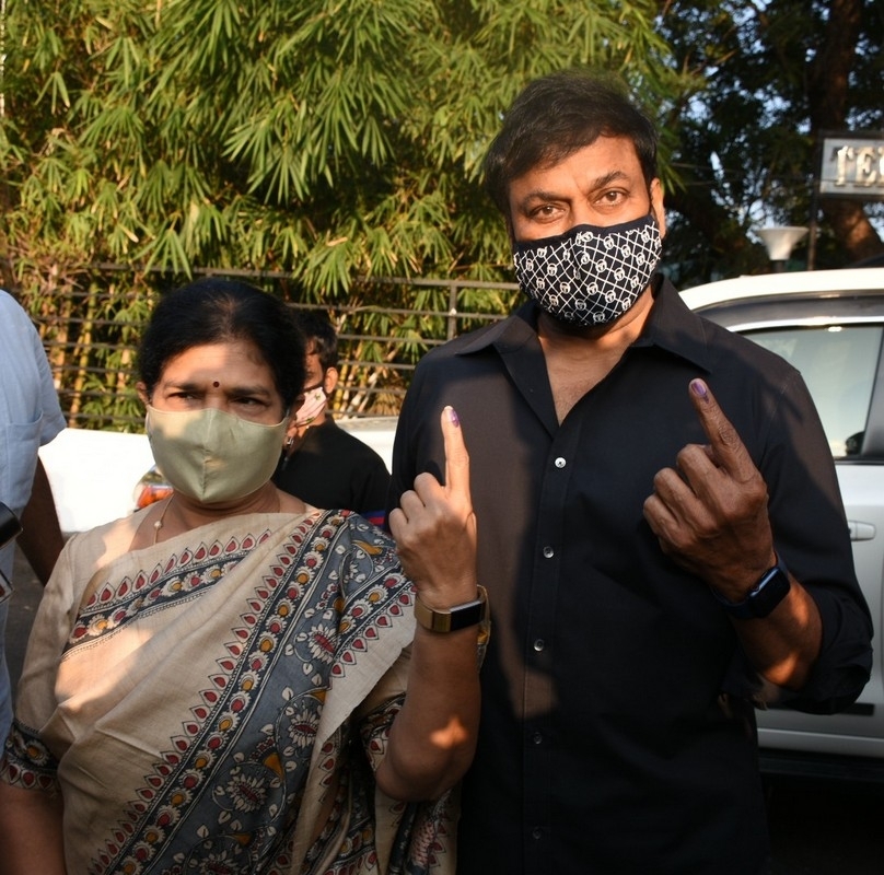 Chiru and Surekha cast their vote - 2 / 4 photos