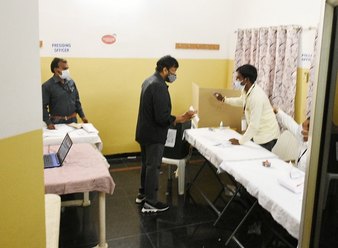 Chiru and Surekha cast their vote - 3 / 4 photos