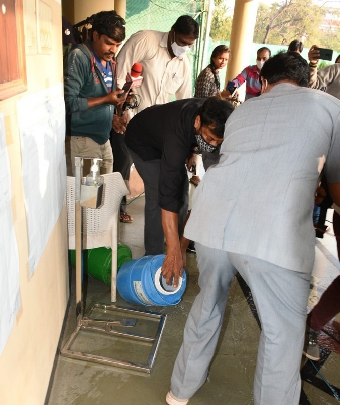Chiru and Surekha cast their vote - 4 / 4 photos
