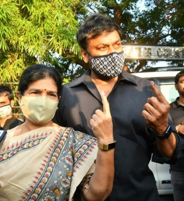 Chiru and Surekha cast their vote - 1 of 4