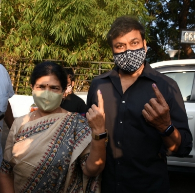 Chiru and Surekha cast their vote - 2 of 4