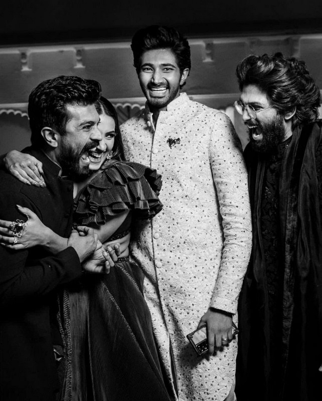 Ram Charan Enjoying With His Family At Niharika Sangeet - 2 / 6 photos