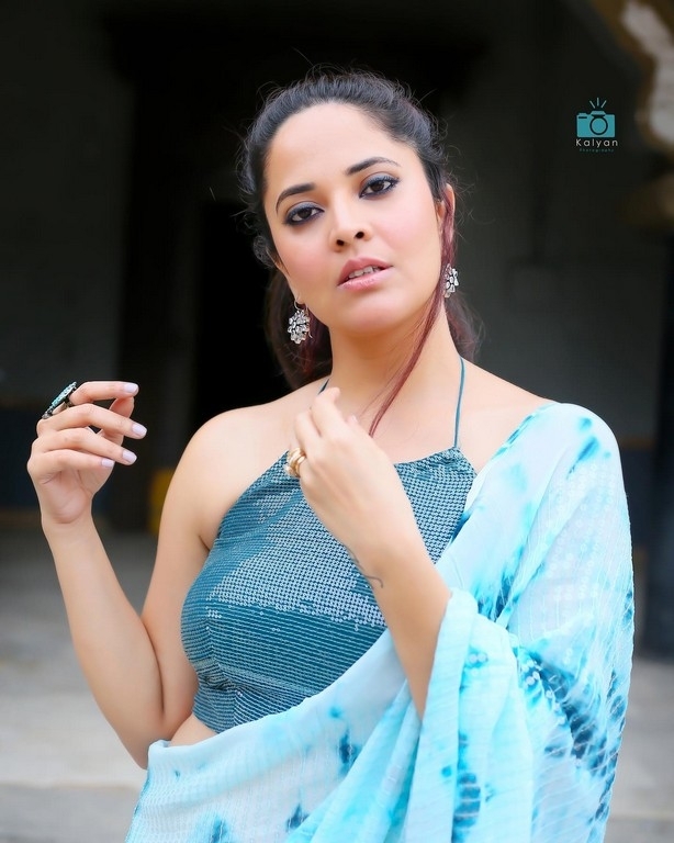 Anasuya Bharadwaj Pics - 8 / 14 photos