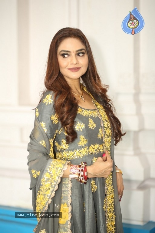 Madhubala Stills - 7 / 18 photos