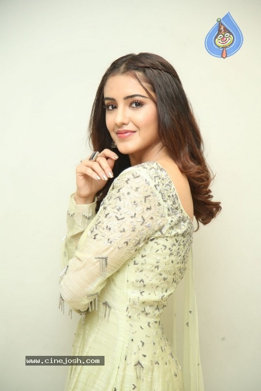 Malavika Sharma Photos - 14 / 16 photos