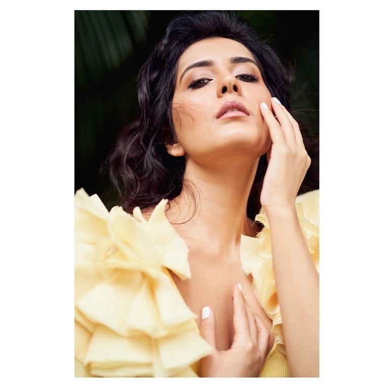 Raashi Khanna Photos - 5 / 6 photos