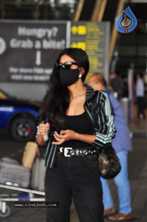 Shruti Haasan Airport Look - 1 / 6 photos