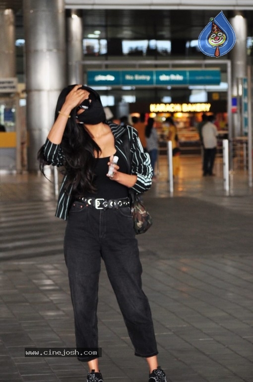 Shruti Haasan Airport Look - 2 / 6 photos
