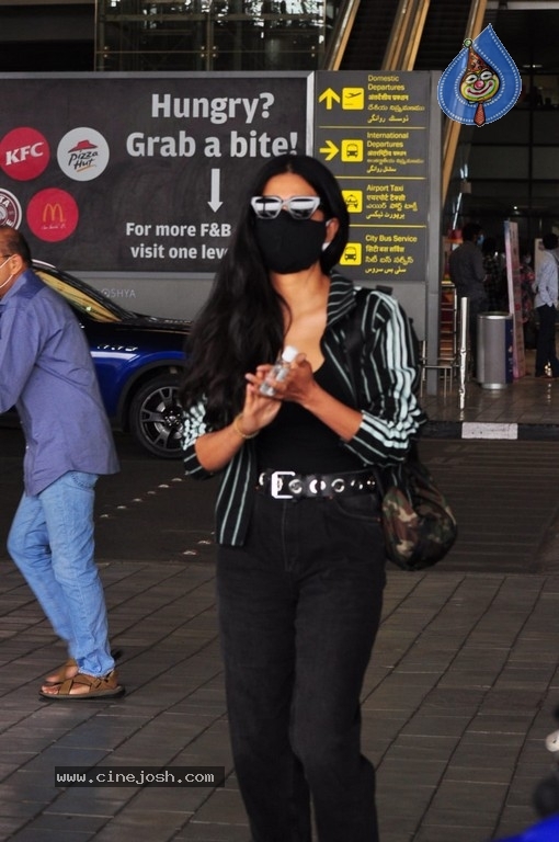 Shruti Haasan Airport Look - 4 / 6 photos
