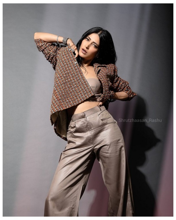 Shruti Haasan Pics - 4 / 4 photos