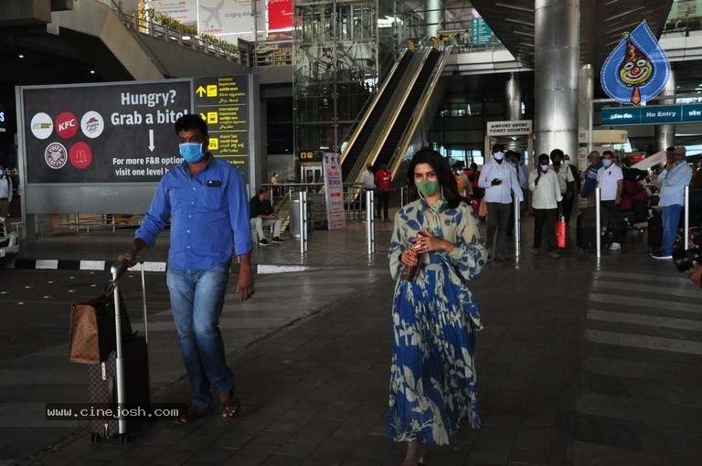 Samantha Airport Look - 3 / 10 photos