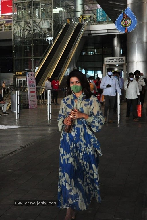 Samantha Airport Look - 8 / 10 photos