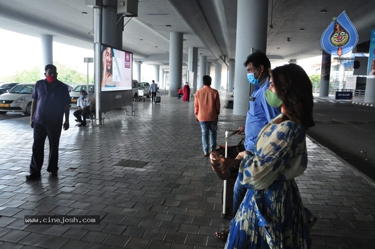 Samantha Airport Look - 9 / 10 photos