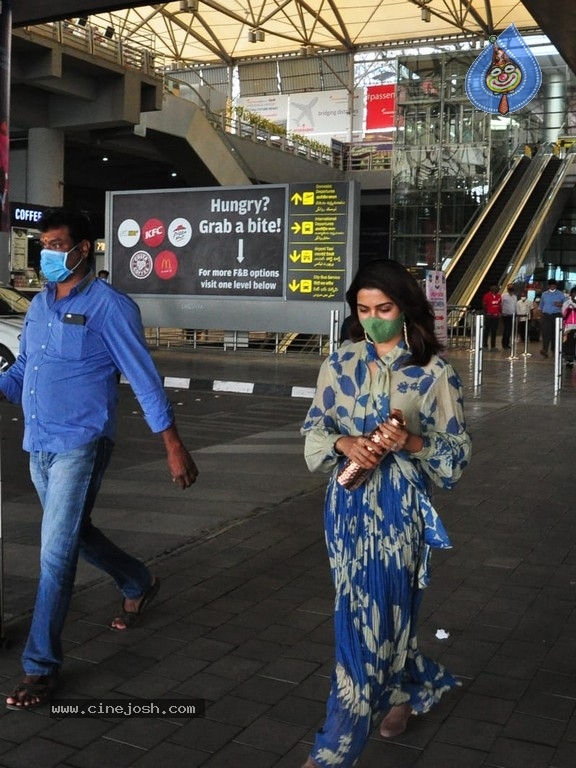 Samantha Airport Look - 10 / 10 photos