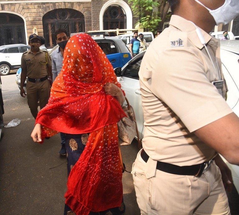 Shweta Kumari at NCB Office - 3 / 9 photos