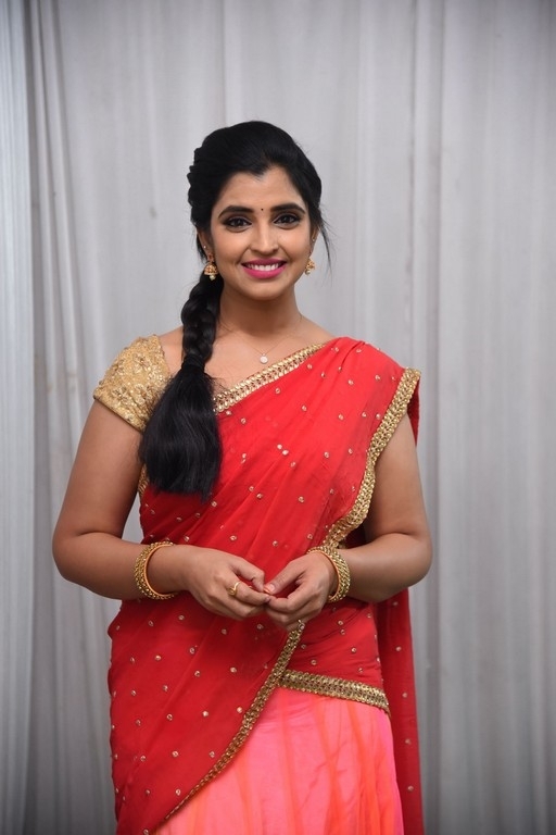 Anchor Shyamala Pics - 10 / 14 photos