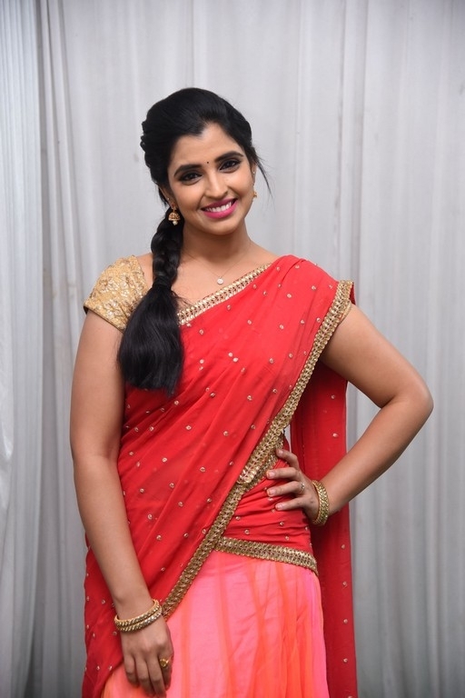 Anchor Shyamala Pics - 13 / 14 photos