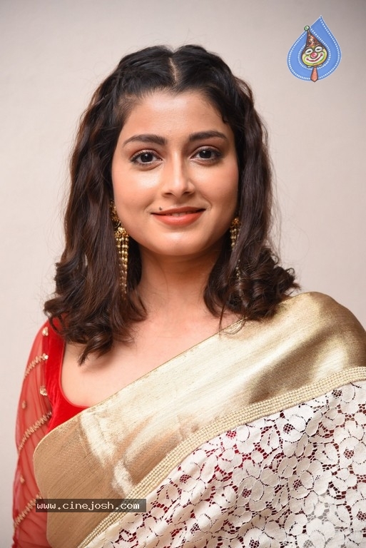 Urvasi Roy Photos - 3 / 10 photos