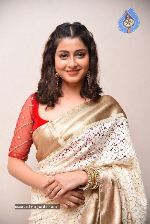 Urvasi Roy Photos - 6 / 10 photos