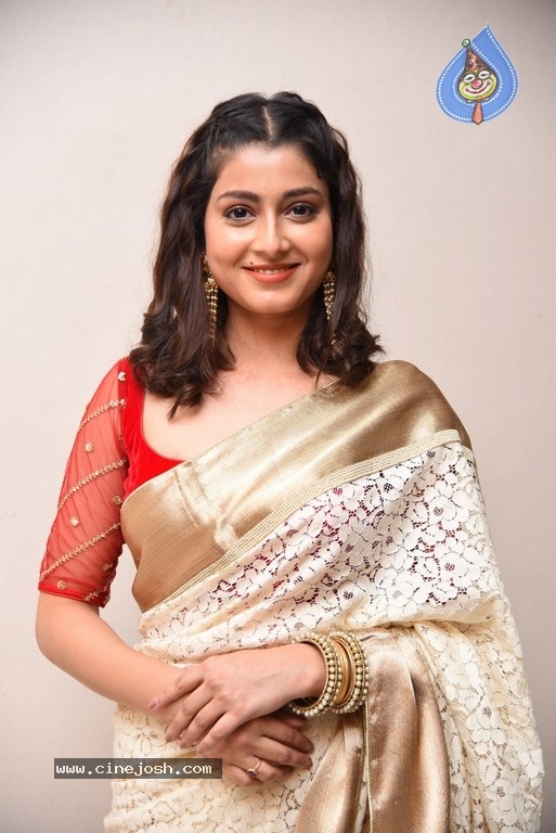 Urvasi Roy Photos - 9 / 10 photos