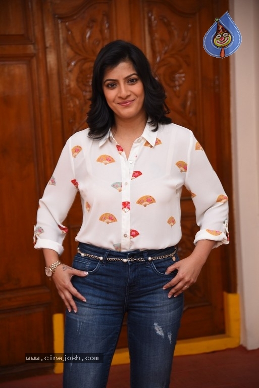 Varalaxmi Sarathkumar Pics - 1 / 15 photos