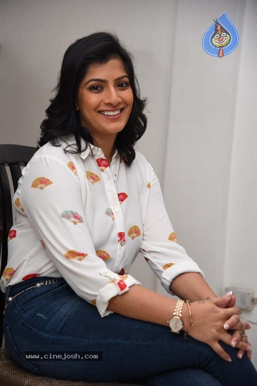 Varalaxmi Sarathkumar Pics - 7 / 15 photos