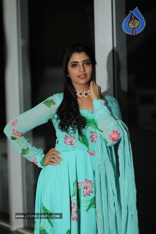 Anchor Shyamala - 15 / 19 photos