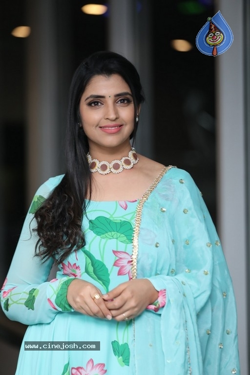 Anchor Shyamala - 16 / 19 photos