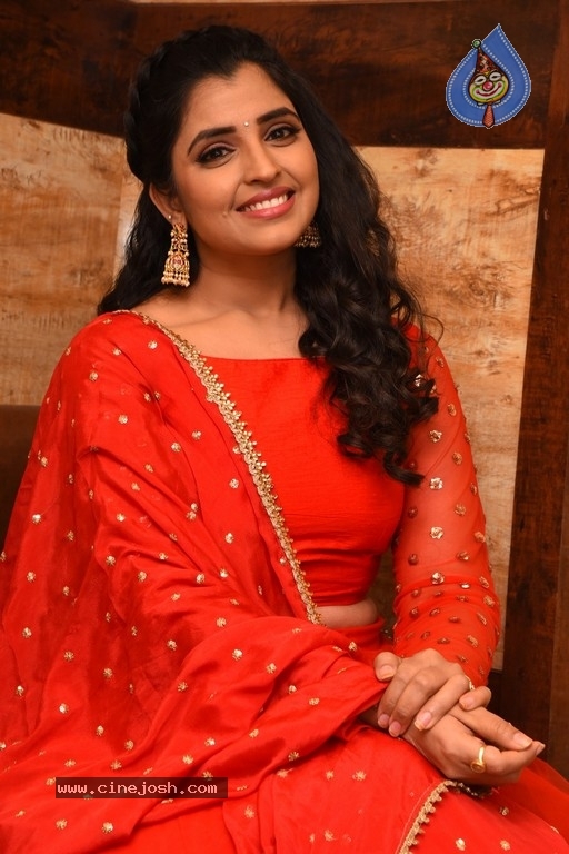 Anchor Shyamala Pics - 8 / 17 photos