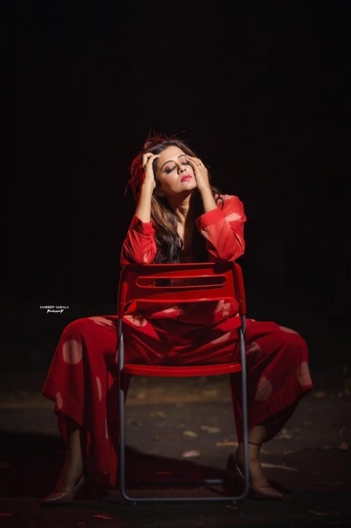 Priya Mani Pics - 4 / 9 photos