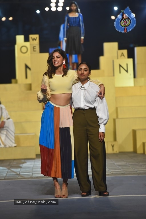 Ananya Panday At Lakme Fashion Week - 15 / 18 photos