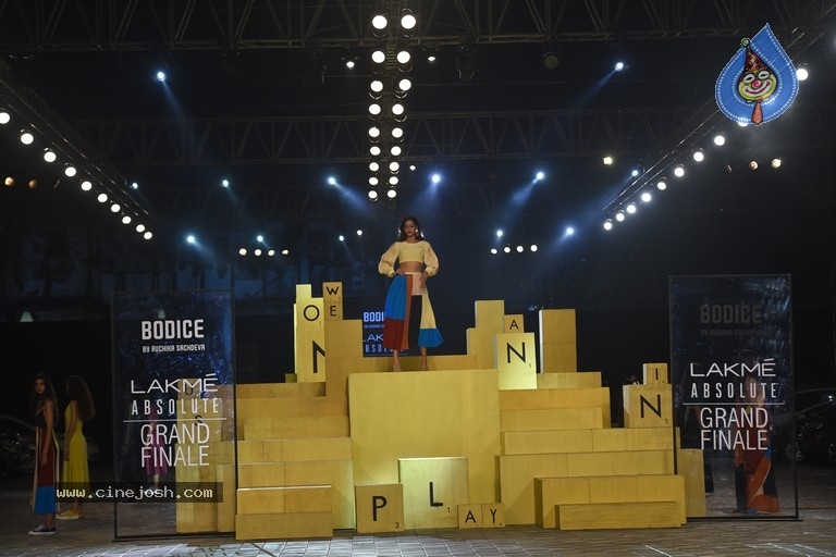 Ananya Panday At Lakme Fashion Week - 17 / 18 photos