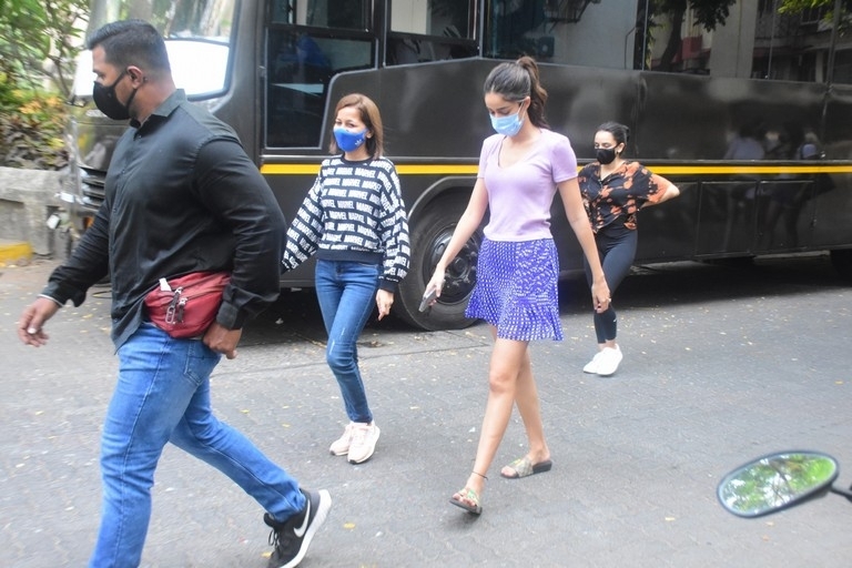 Ananya Panday Snapped On Location Shoot - 5 / 10 photos
