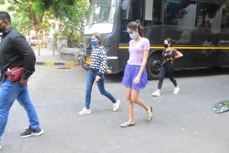 Ananya Panday Snapped On Location Shoot - 9 / 10 photos