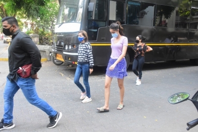 Ananya Panday Snapped On Location Shoot - 7 of 10