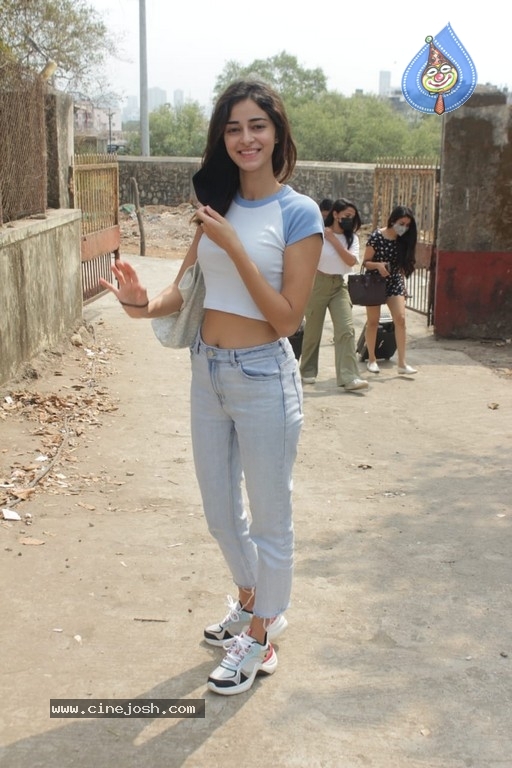 Ananya Panday Spotted At Andheri - 11 / 15 photos